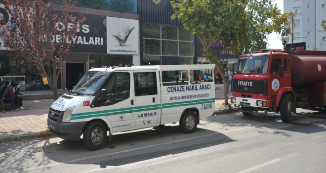 Antalya'da iş yerinde çıkan yangında bir kişinin cesedi bulundu