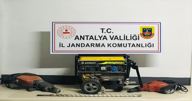 Antalya'da kaçak kazı yapan 5 kişi suçüstü yakalandı