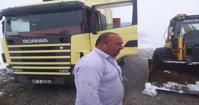 Antalya'da kar yağışı nedeniyle dağ yolunda mahsur kalan tır şoförü kurtarıldı
