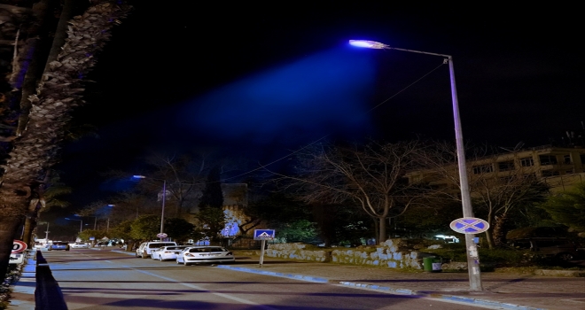 Antalya'da otizm farkındalığı için bir cadde mavi ışıklarla aydınlandı