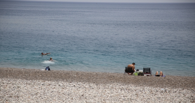 Antalya'da sahiller sokağa çıkma kısıtlamasından muaf tutulan turistlere kaldı