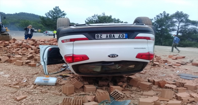 Antalya'da tuğla yüklü kamyonla otomobil çarpıştı: 4 yaralı