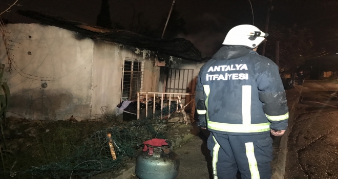 Antalya'daki ev yangınında bir kişi dumandan etkilendi 