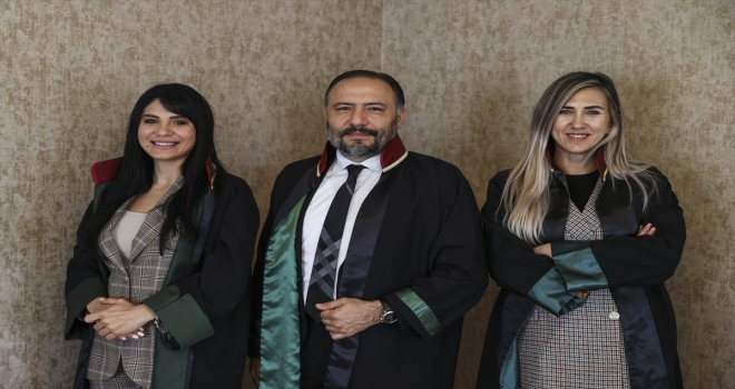 Aynı aileden 3 avukat aynı büroyu paylaşıyor