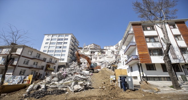 Çökme riski bulunan Açelya Apartmanı'nın bulunduğu bölge 24 saat lazer tarayıcılarla izleniyor