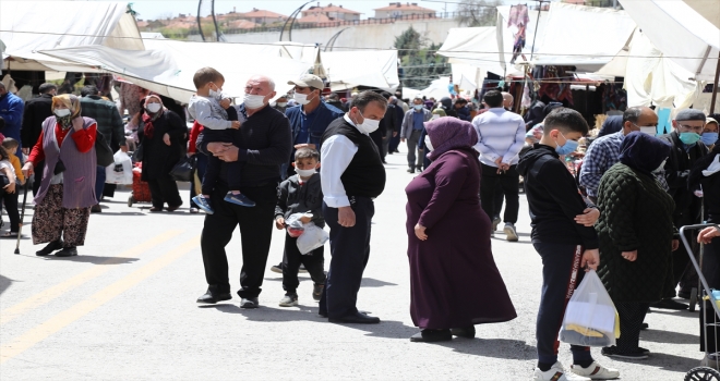 Çubuk Belediye Başkanı Baki Demirbaş esnafı ziyaret ederek salgın kurallarıyla ilgili uyarılarda bulundu