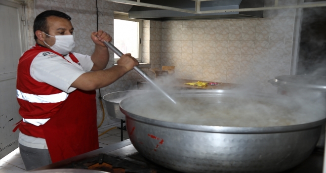 Çubuk'ta ihtiyaç sahibi ailelere iftar yemeği 