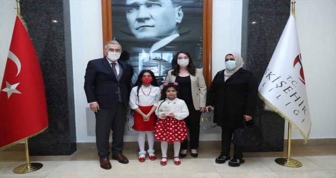 Eskişehir Valisi Ayyıldız, şiir yarışmasında Türkiye birinci olan öğrenciyi ödüllendirdi