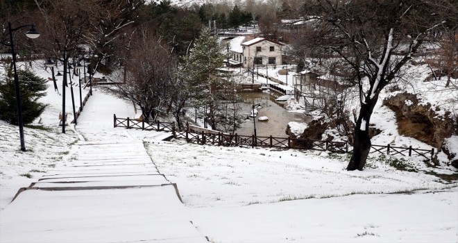 Kayseri, Sivas, Nevşehir, Yozgat ve Niğde'de kar yağışı etkili oluyor