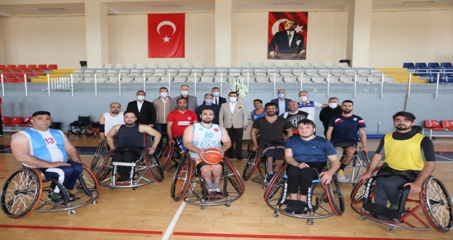Kepez Belediye Başkanı Hakan Tütüncü'den Tekerlekli Basketbol Takımı'na ziyaret