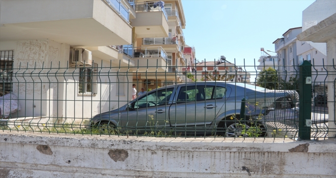 Kepez'de otomobilin çarptığı istinat duvarı yıkıldı 