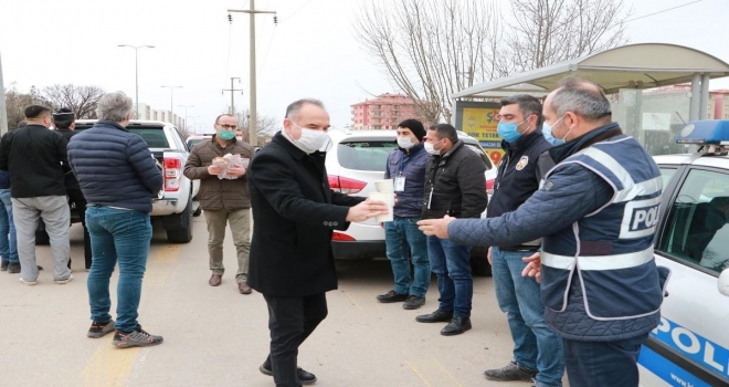 Kırıkkale Belediyesinden görev başındaki polislere çorba ikramı