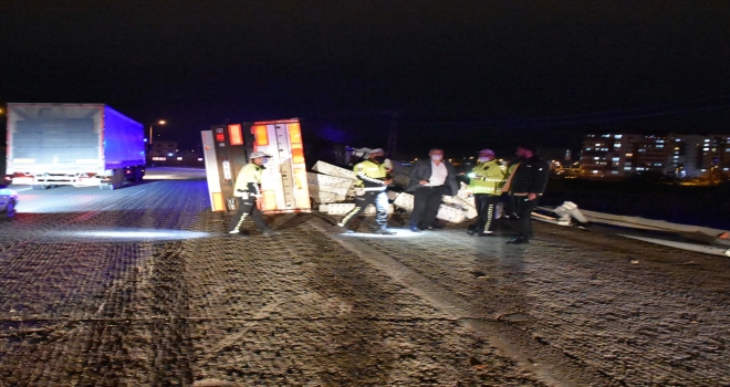Kırıkkale'de devrilen tırın sürücüsü yaralandı