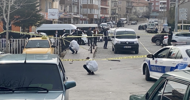 Kırşehir'de iki grup arasındaki silahlı kavgada biri polis iki kişi yaralandı