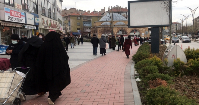 Kırşehir'de ramazan ayı öncesi yoğunluk yaşanan yerlerde Kovid-19 uyarıları yapıldı