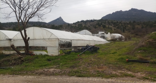 Mihalgazi'de şiddetli rüzgardan zarar gören seralarda hasar tespit çalışması yapılıyor