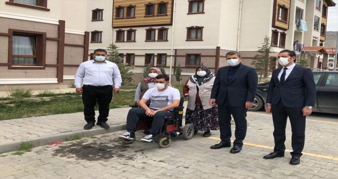 Nallıhan Belediye Başkanı Öntaş, bir engelliye akülü sandalye hediye etti