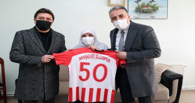Nevşehir Belediyespor'un 78 yaşındaki taraftarına imzalı forma hediye edildi