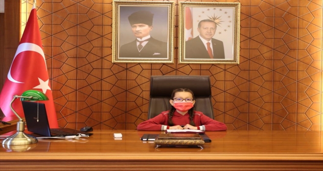 Nevşehir'de Vali koltuğuna oturan öğrenci koronavirüs tedbirlerine uyma çağrısı yaptı