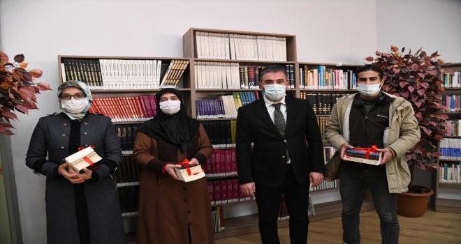 Pursaklar Belediye Başkanı Çetin, kütüphaneleri ziyaret etti