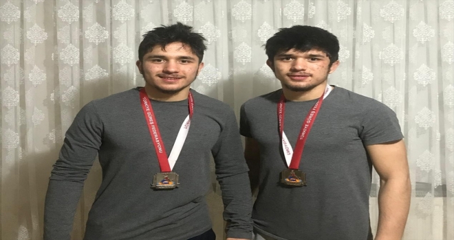 Serbest Güreş Milli Takımı seçmelerinde ikiz kardeşler, finalde yarıştı