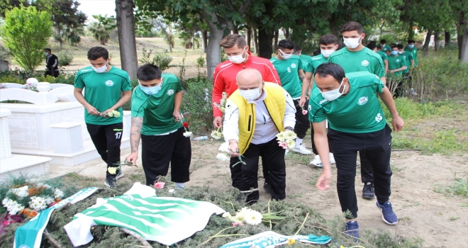 Serik Belediyesporlu futbolcular, vefat eden kulüp başkanı Ali Aksu'nun mezarını ziyaret etti