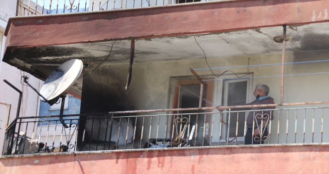 Serik'te evin balkonunda çıkan yangında eşyalar hasar gördü