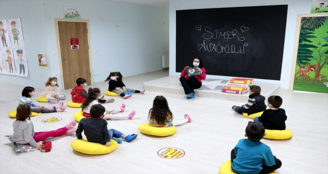 Şeyda öğretmen anaokullarını gezerek çocuklara hikayeler anlatıyor