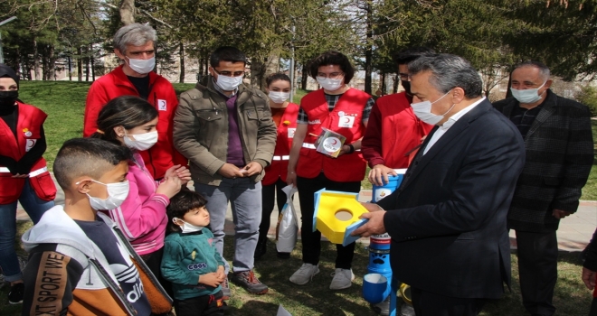 Seydişehir'de sokak hayvanları ve kuşlara yem kapları bırakıldı