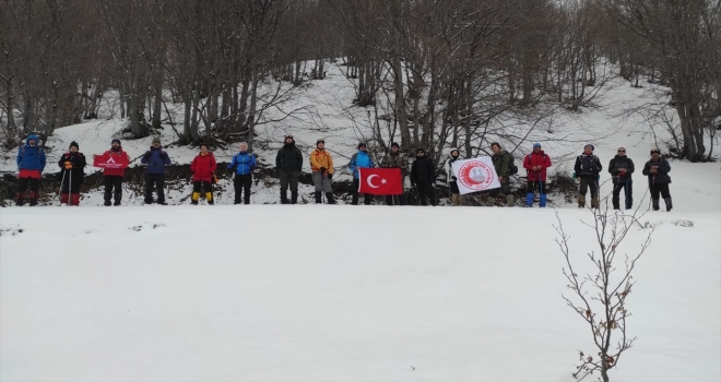 Sivas'ta doğa yürüyüşüne katılan 20 doğasever Türk bayrağı açtı