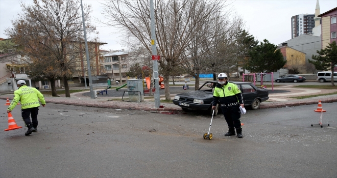 Sivas'ta iki otomobil çarpıştı: 5 yaralı
