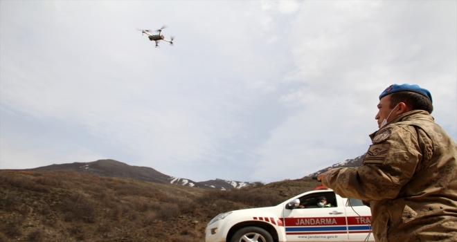 Sivas'ta jandarma trafik ekipleri drone ile uygulama yaptı