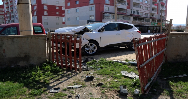 Sivas'ta otomobille hafif ticari araç çarpıştı: 3 yaralı