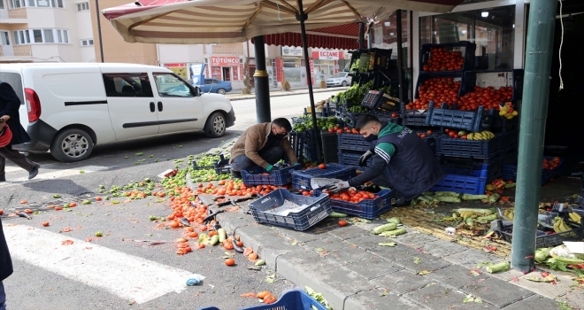 Sivas'ta pazarcılarla manav çalışanları arasında çıkan kavgada iş yerinde hasar oluştu