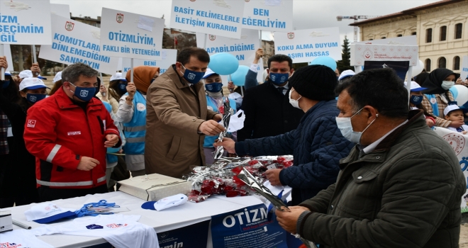 Sivas'ta tarihi kongre binası önünde 