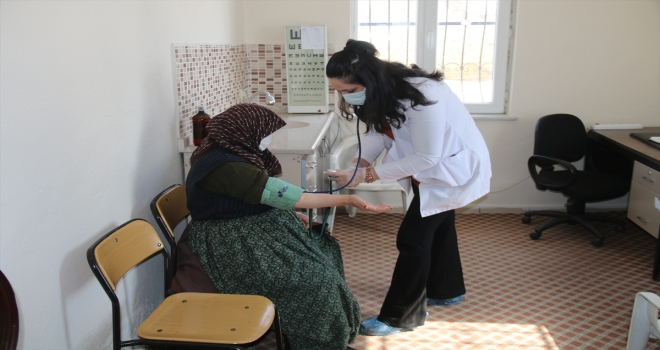 Yayla köyünün 9 yıllık ebesi mesleğiyle gurur duyuyor