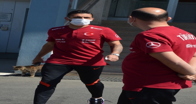 A Milli Futbol Takımı oyuncuları, Antalya'da Kovid-19 aşısı yaptırdı