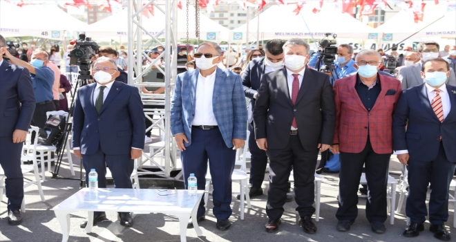 AK Parti'li Özhaseki, Melikgazi'de kentsel dönüşüm anahtar teslim törenine katıldı