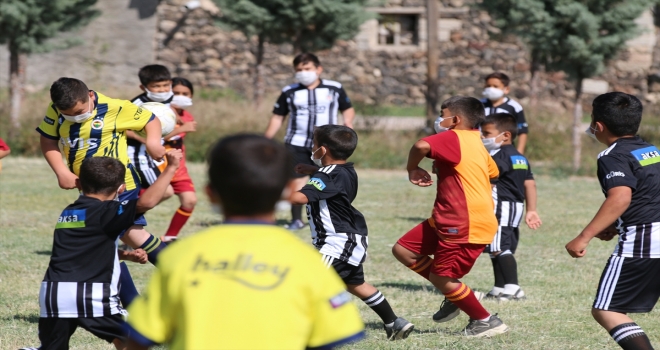 Aksaray Valisi Aydoğdu, köyde futbol maçı oynadığı çocuklara forma gönderdi 