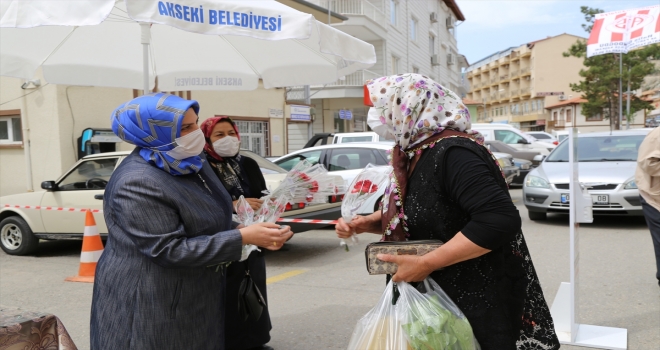 Akseki'de annelere çiçek hediye edildi