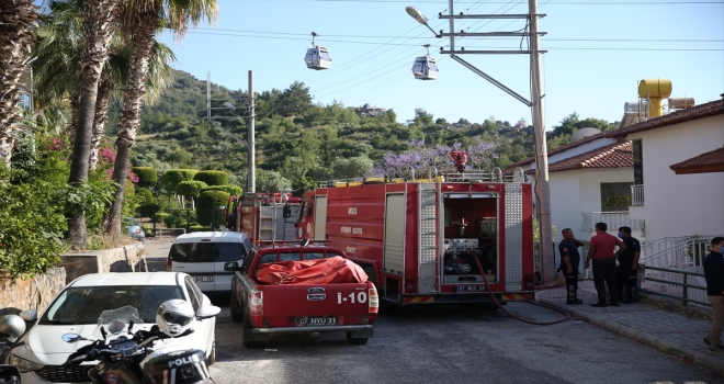 Alanya'nın tarihi kale yamacında çıkan orman yangını söndürüldü