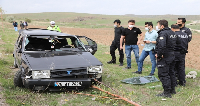 Ankara'da devrilen otomobildeki sürücü hayatını kaybetti, 2 kişi yaralandı