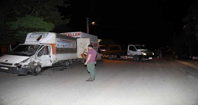 Ankara'da hafif ticari araç ile kamyonet çarpıştı: 4 yaralı