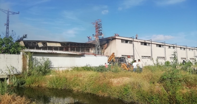 Antalya'da bir depoda çıkan yangına müdahale ediliyor