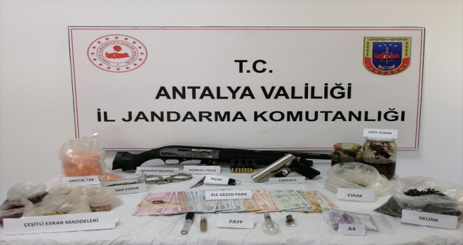 Antalya'da bir kişi uyuşturucu madde ile yakalandı