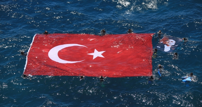 Antalya'da dalgıçlar tarafından denizde dev bir Türk bayrağı açıldı, teknelerle kortej oluşturuldu