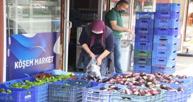 Antalya'da hayırsever esnaf sebze ve meyveleri ihtiyaç sahiplerine ücretsiz dağıtıyor