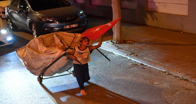 Antalya'da kağıt toplayan çocuk, elinde bayrakla kortej tırının peşinden koştu