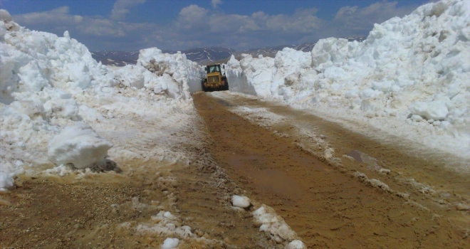 Antalya'da karla kaplı yayla yolları ulaşıma açıldı