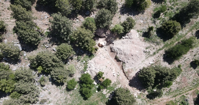 Antalya'da kaybolan koyunları arayan 5 kişi kayalıktan düşerek yaralandı